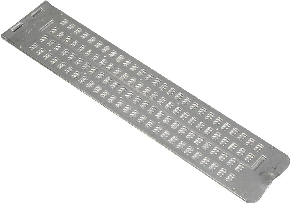 Pizarra braille metálica de 27 celdas por 4 líneas, vista en ángulo, con sus dos placas plegadas mostrando los puntos en relieve.