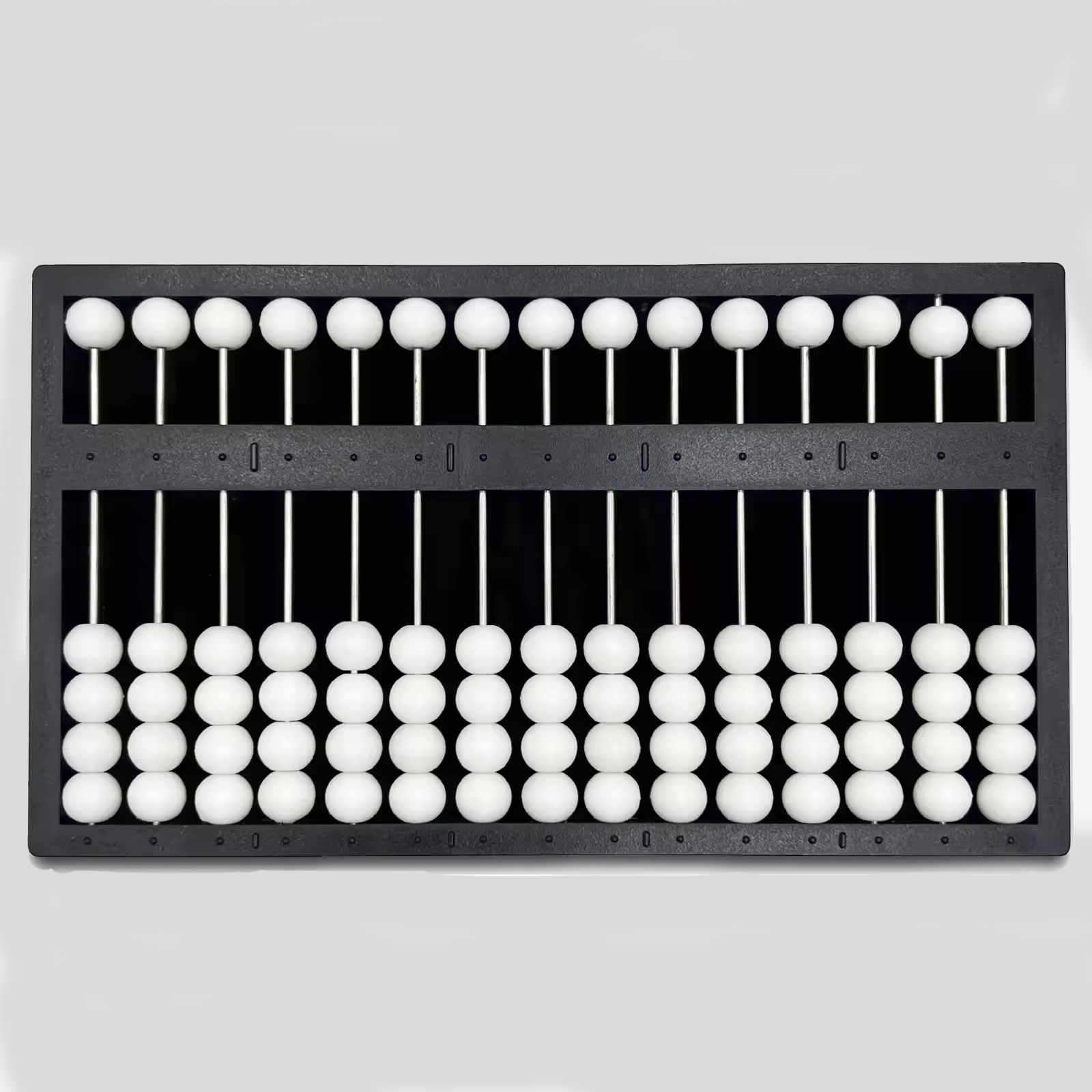 Ábaco para personas ciegas con marco negro horizontal y cuentas blancas redondas dispuestas en columnas, con una varilla central separando las cuentas superiores de las inferiores.